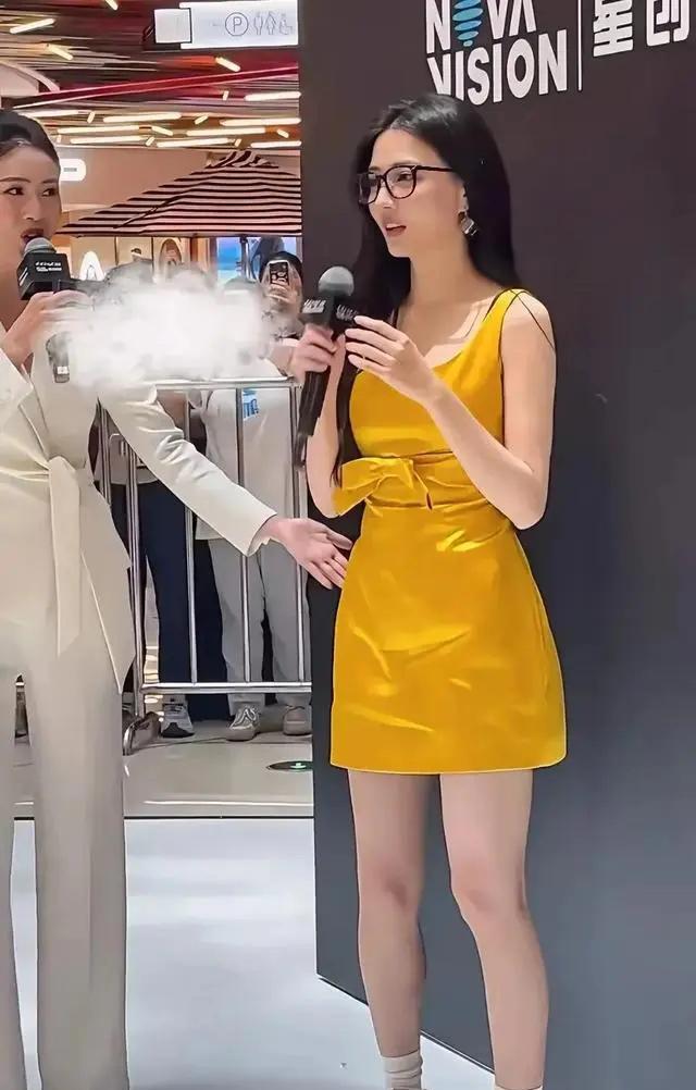 成都街头偶遇徐璐！仙女颜值白到发光