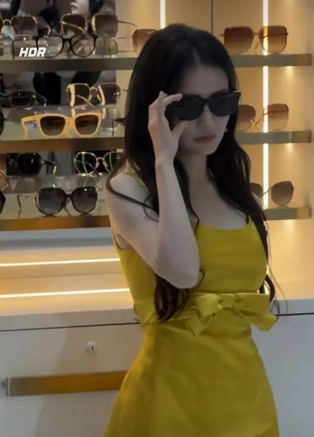 成都街头偶遇徐璐！仙女颜值白到发光