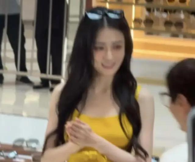 成都街头偶遇徐璐！仙女颜值白到发光