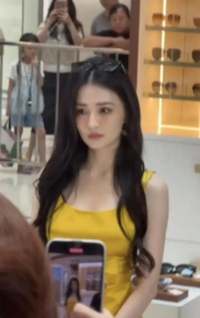 成都街头偶遇徐璐！仙女颜值白到发光