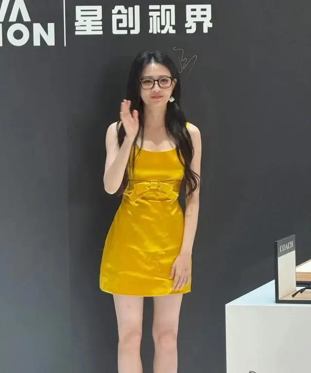 成都街头偶遇徐璐！仙女颜值白到发光