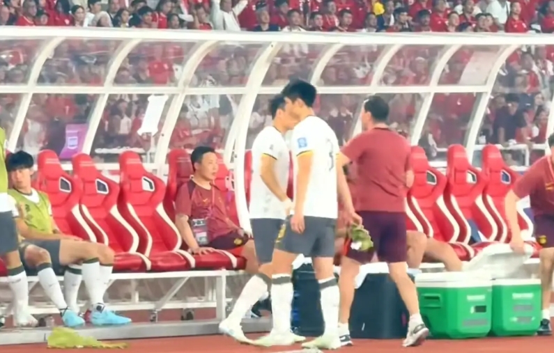 国足换人闹剧曝光！伊万连喊3人全叫错