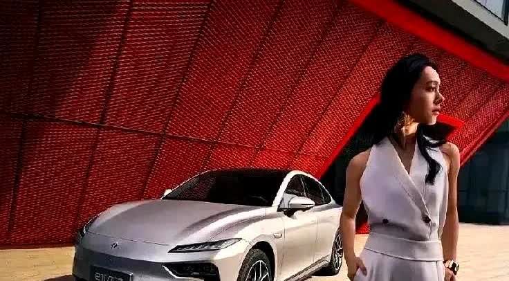 2025款eπ007炸裂上市！无框车门秒变街头焦点