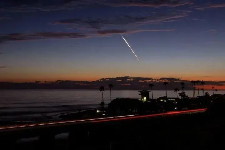 星链危机大爆发！马斯克583颗卫星坠毁