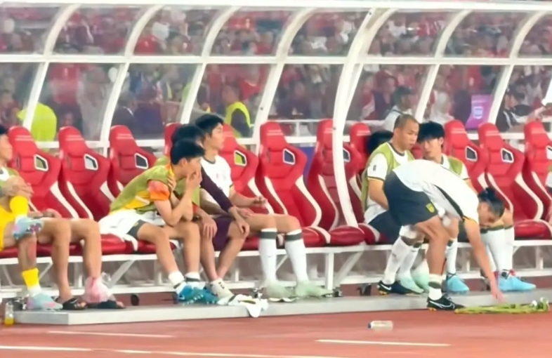 国足换人闹剧曝光！伊万连喊3人全叫错