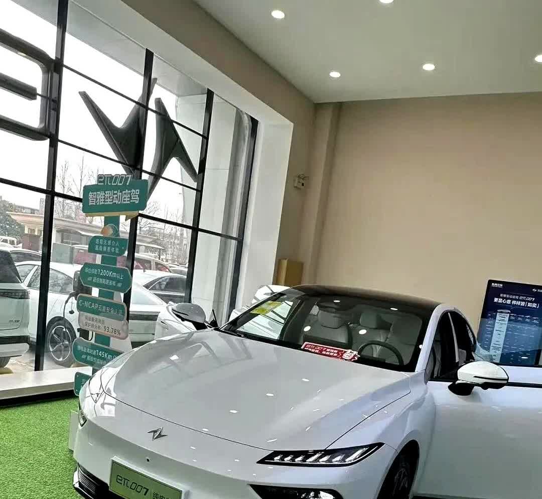 2025款eπ007炸裂上市！无框车门秒变街头焦点
