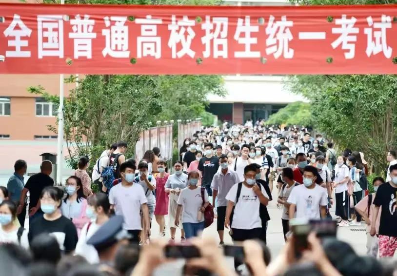2025高考落幕引爆十大灵魂拷问