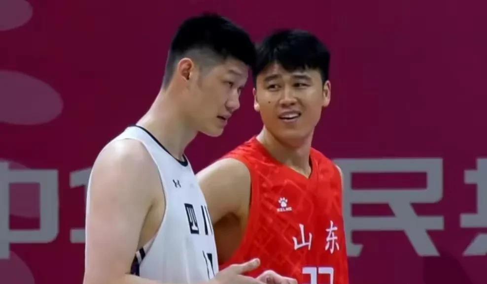 孙铭徽29+8统治攻防！四川险胜山东