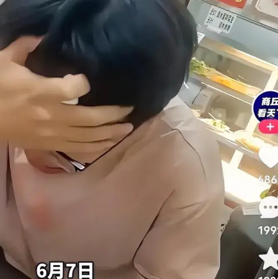 考生崩溃痛哭