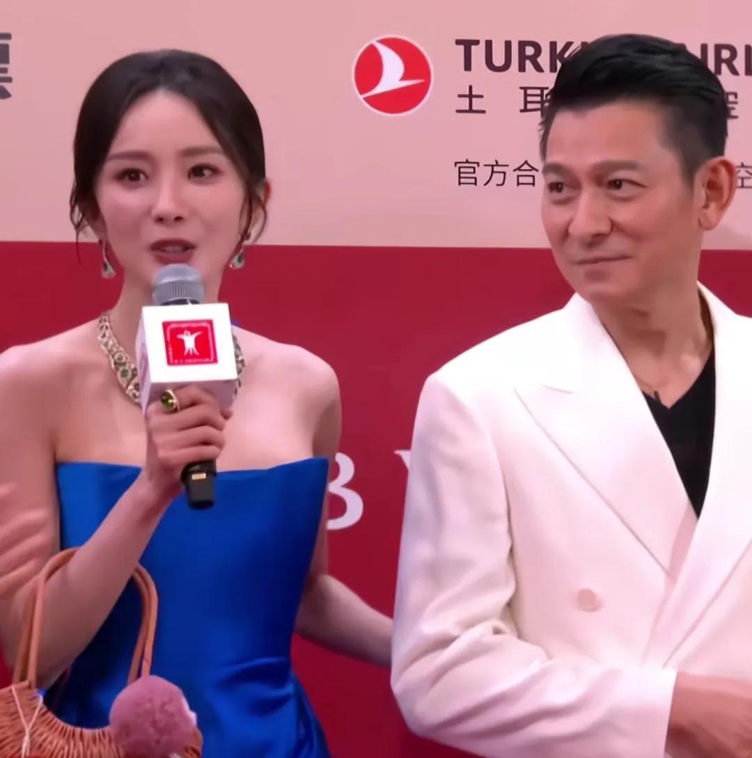 杨幂红毯秒变迷妹！与偶像刘德华同框甜笑引爆全网