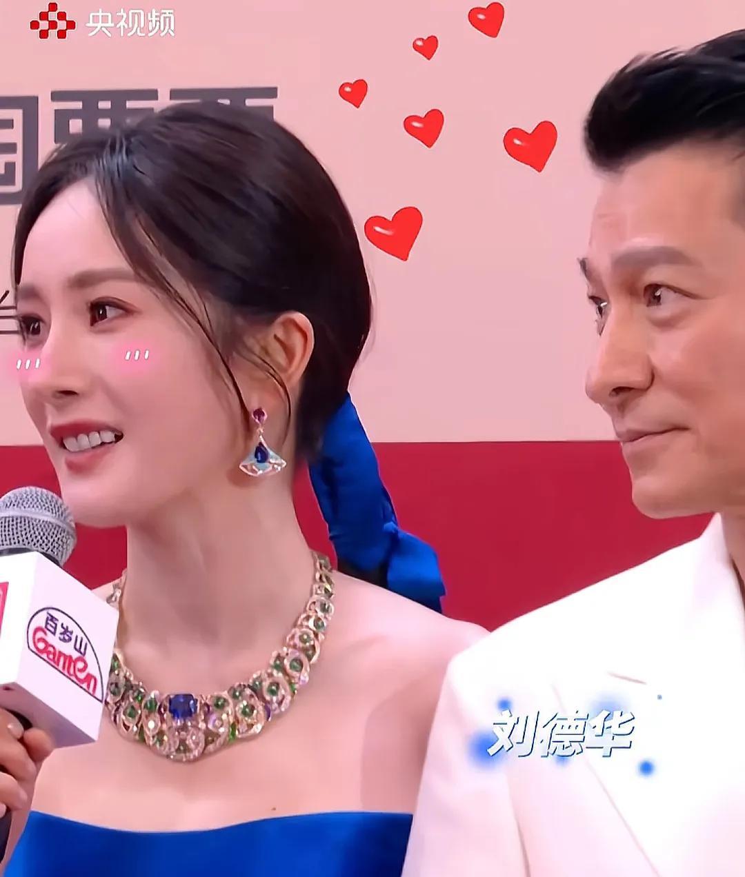 杨幂红毯秒变迷妹！与偶像刘德华同框甜笑引爆全网