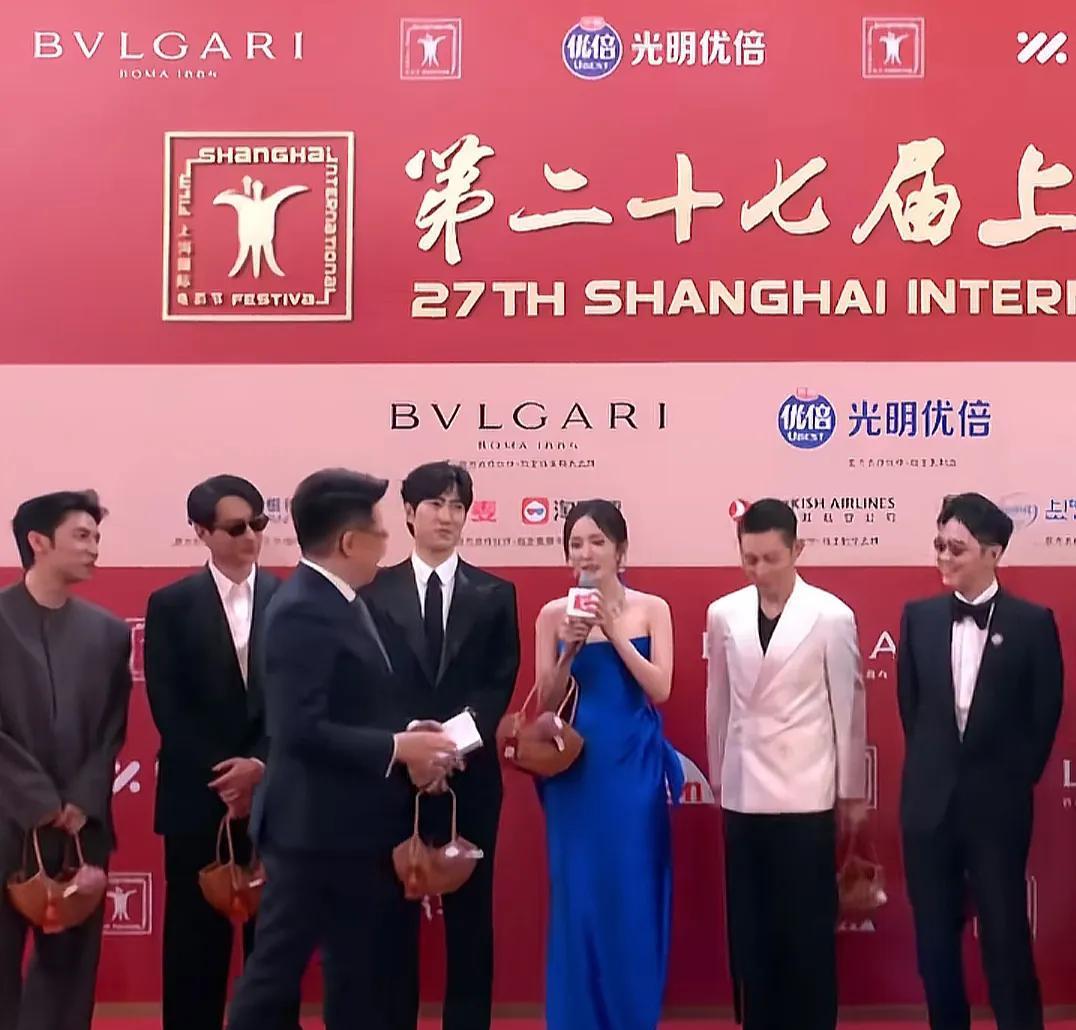 杨幂红毯秒变迷妹！与偶像刘德华同框甜笑引爆全网