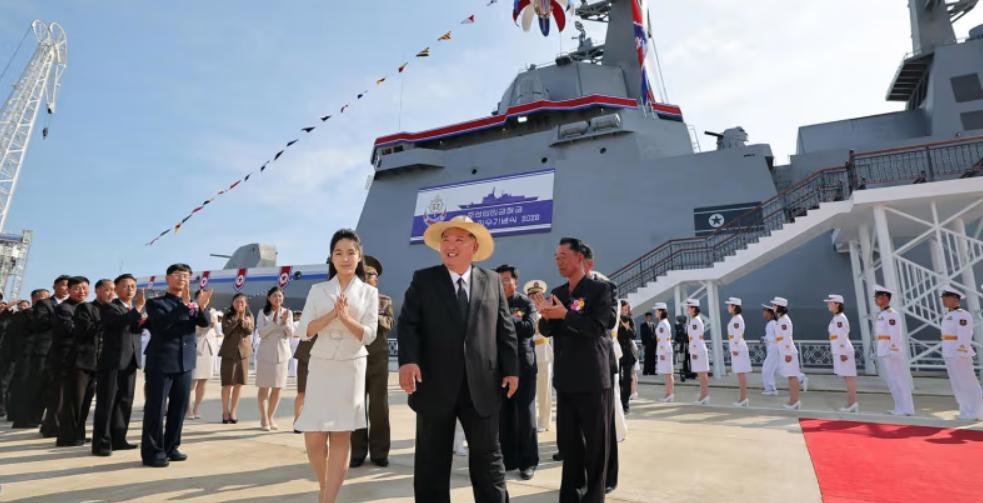 金正恩爱女金珠爱惊艳亮相！父女同框见证朝鲜新型驱逐舰下水