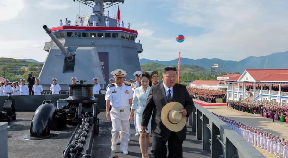 金正恩爱女金珠爱惊艳亮相！父女同框见证朝鲜新型驱逐舰下水