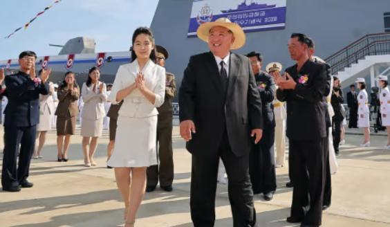 金正恩爱女金珠爱惊艳亮相！父女同框见证朝鲜新型驱逐舰下水