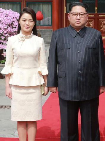 金正恩爱女金珠爱惊艳亮相！父女同框见证朝鲜新型驱逐舰下水