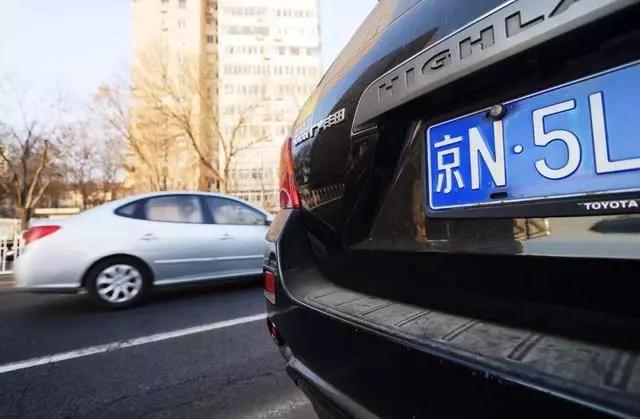 如何办理旧车牌过户到新车的手续